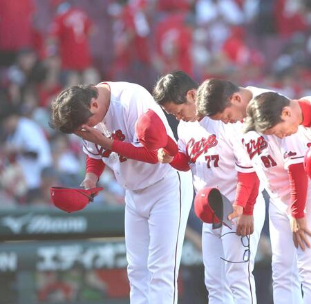 ヤクルトに敗れ、ファンに頭を下げる新井監督（左）＝撮影・北村雅宏