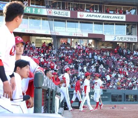 ヤクルトに敗れ、力なくベンチを出る新井監督（奥中央）＝撮影・北村雅宏