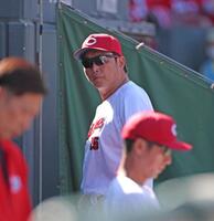 ６回を終え、選手交代を告げた新井監督はベンチに戻る（撮影・北村雅宏）
