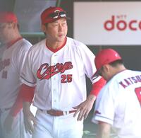 ８回、ベンチ内で険しい表情の新井監督（撮影・北村雅宏）