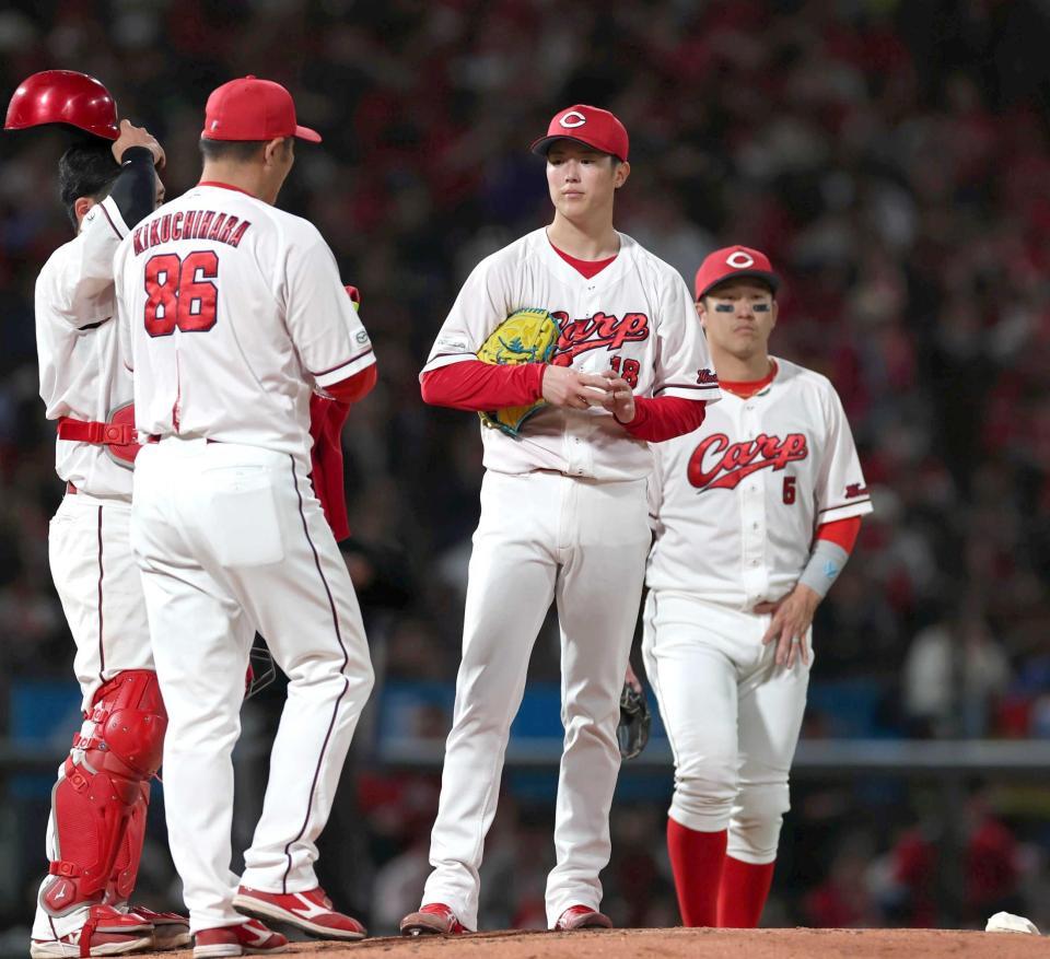 ５回、森下（中央）の元に集まるカープナイン（撮影・北村雅宏）