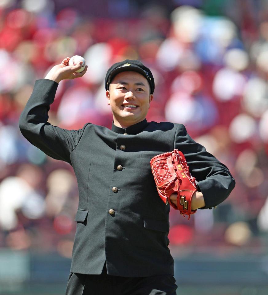 始球式前、キャッチボールするハナコの岡部大（撮影・北村雅宏）