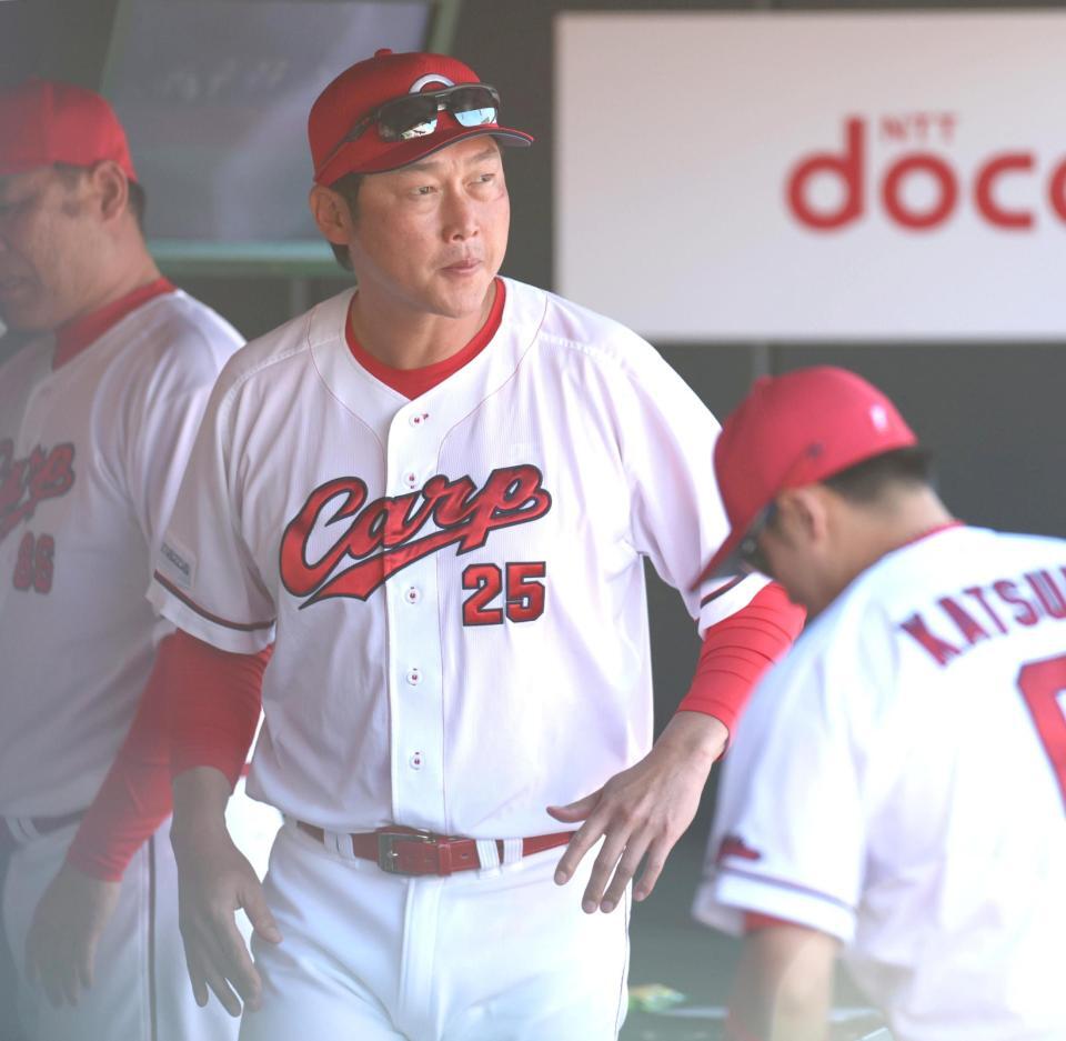 ８回、ベンチ内で険しい表情の新井監督（撮影・北村雅宏）
