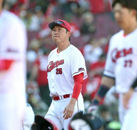 連敗に険しい表情で引き揚げる新井監督（撮影・北村雅宏）
