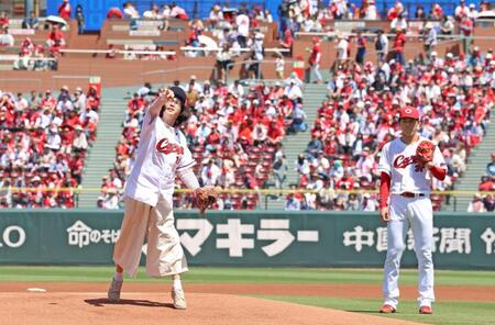 赤木（右）が見る中、始球式を務める母・赤木恵美さん（撮影・北村雅宏）