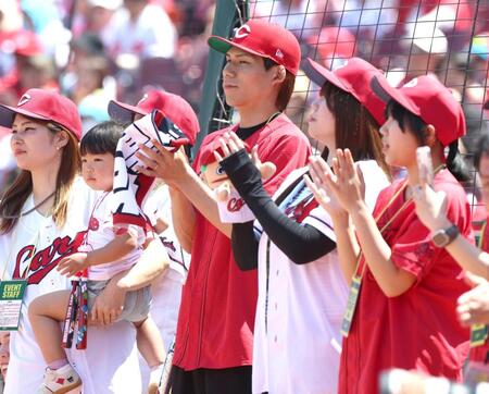 試合開始前、始球式を務める赤木の母・恵美さんを見守る赤木の家族（撮影・北村雅宏）