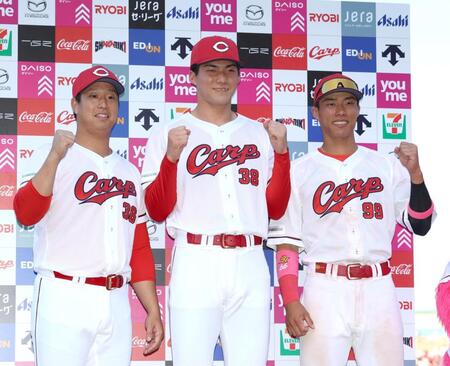お立ち台でポーズをとる（左から）塹江、赤木、二俣（撮影・北村雅宏）