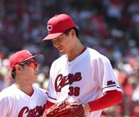 ２回、無失点に抑え、笑みを見せながらベンチに戻る赤木（撮影・北村雅宏）