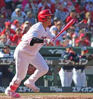 ７回、適時打を放つ坂倉（撮影・北村雅宏）