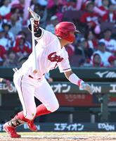 ８回、中前打を放つ平川（撮影・北村雅宏）
