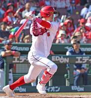 ７回、右前打を放つ小園（撮影・北村雅宏）