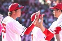 連敗を止め、塹江とタッチを交わす新井監督（左）＝撮影・北村雅宏