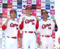 お立ち台でポーズをとる（左から）塹江、赤木、二俣（撮影・北村雅宏）