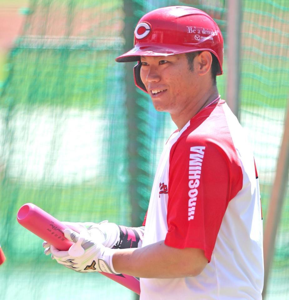 バットを手にする坂倉（撮影・北村雅宏）
