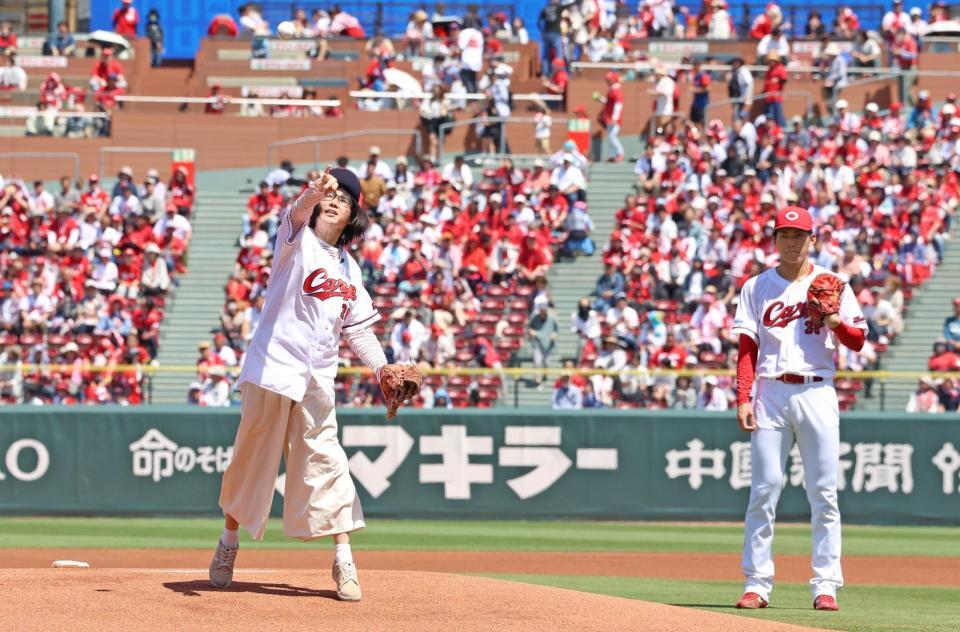 赤木（右）が見る中、始球式を務める母・赤木恵美さん（撮影・北村雅宏）