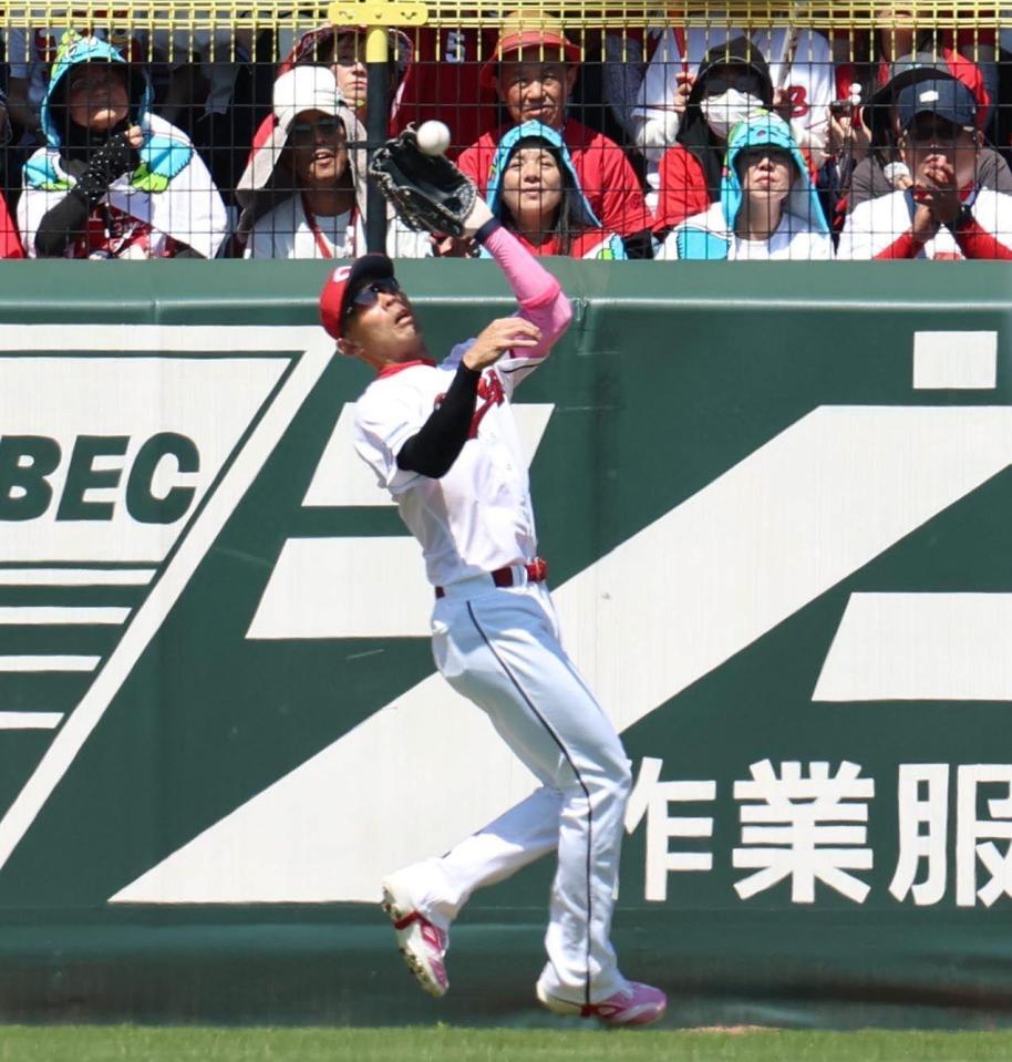２回、武岡の飛球を捕球する秋山（撮影・北村雅宏）