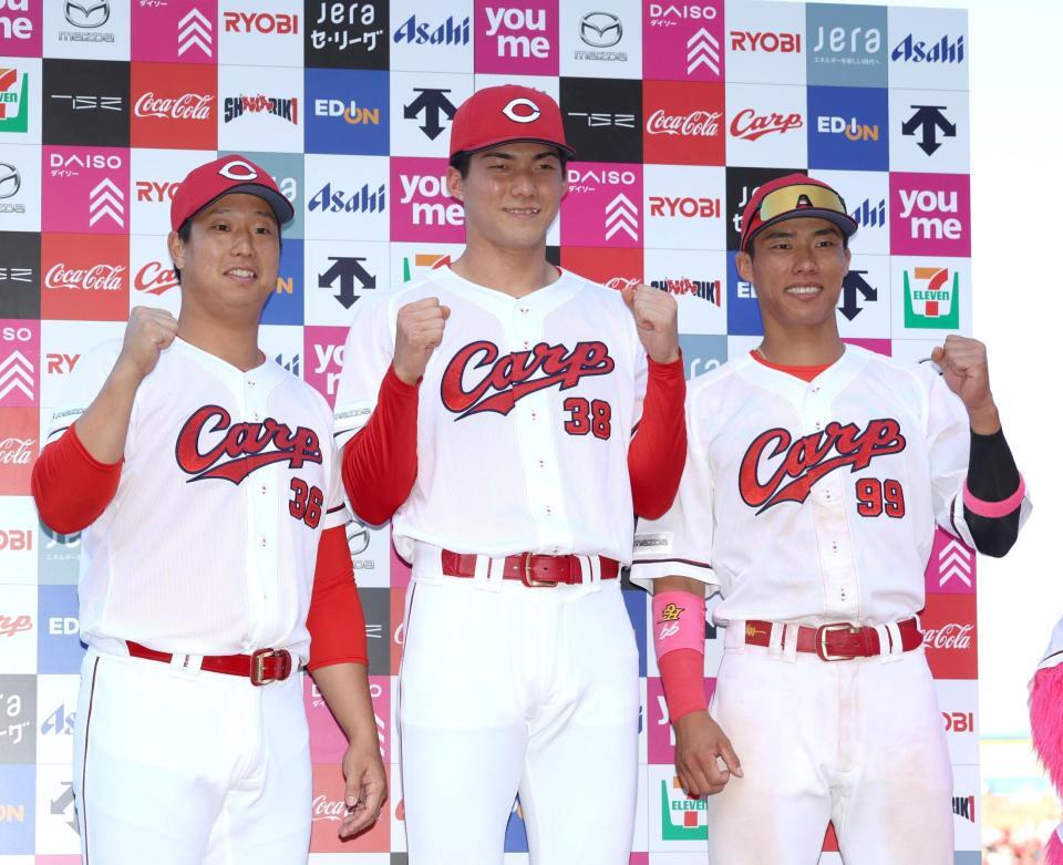 お立ち台でポーズをとる（左から）塹江、赤木、二俣（撮影・北村雅宏）