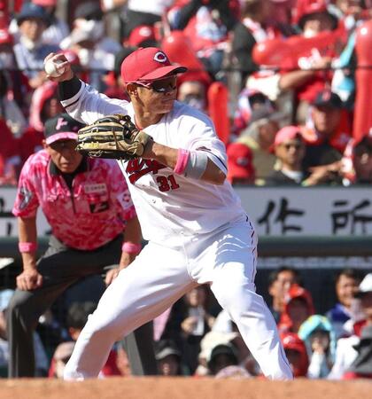 ７回、増田のゴロをさばき、二塁へ送球する坂倉（撮影・北村雅宏）