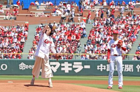 赤木（右）が見守る中、始球式を務める母・恵美さん