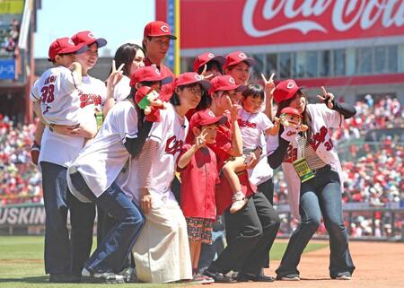 試合開始前、家族とともに記念写真に納まる赤木