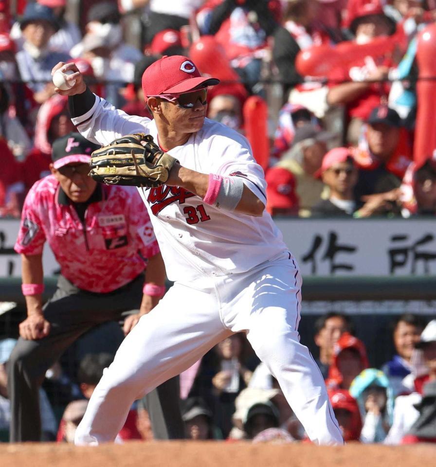 ７回、増田のゴロをさばき、二塁へ送球する坂倉（撮影・北村雅宏）