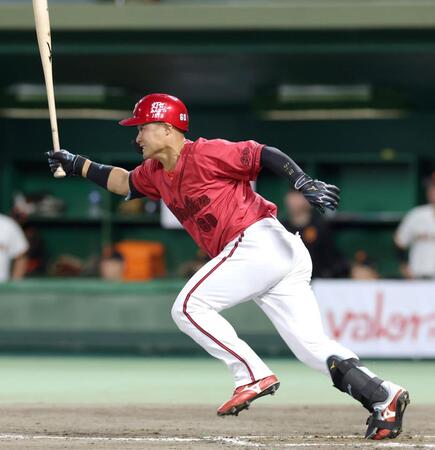 ４回、右前へ同点適時打を放つ田村（撮影・立川洋一郎）