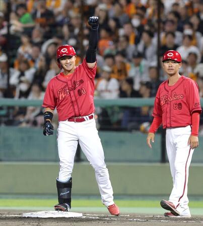 ４回、同点適時打を放ちベンチへ向かってガッツポーズを見せる田村（撮影・立川洋一郎）