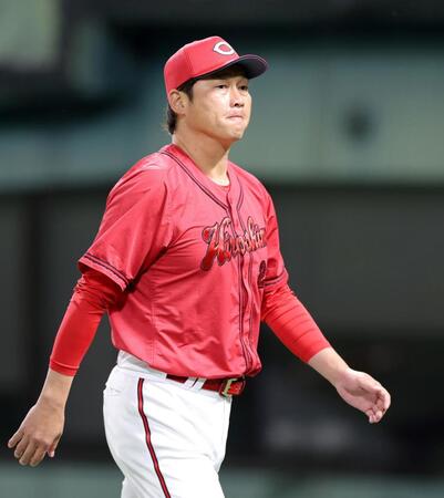 選手の交代を告げてベンチへ下がる新井監督（撮影・立川洋一郎）