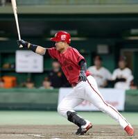 ４回、右前へ同点適時打を放つ田村（撮影・立川洋一郎）