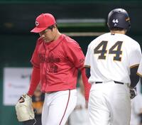 ７回、平山の適時打で同点に追いつかれる高（撮影・立川洋一郎）