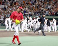 ９回裏巨人無死一塁、巨人・佐々木俊輔にサヨナラ２ランを浴び肩を落として引き揚げる広島・中崎翔太＝岐阜（撮影・立川洋一郎）