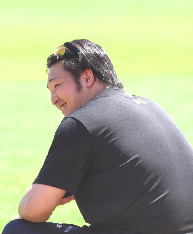 練習中、笑顔を見せる床田（撮影・北村雅宏）