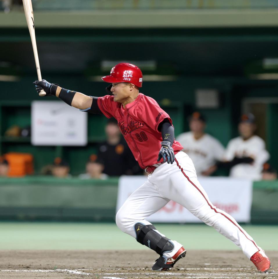 ４回、右前へ同点適時打を放つ田村（撮影・立川洋一郎）
