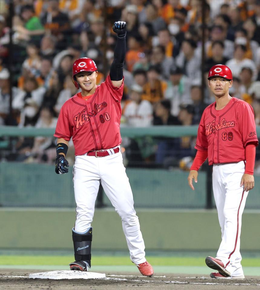 ４回、同点適時打を放ちベンチへ向かってガッツポーズを見せる田村（撮影・立川洋一郎）