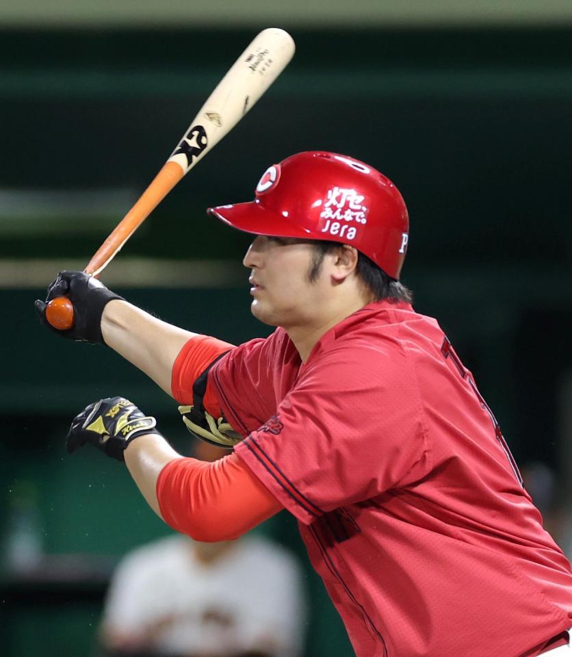 ４回、勝ち越しとなる二ゴロを放つ床田（撮影・立川洋一郎）