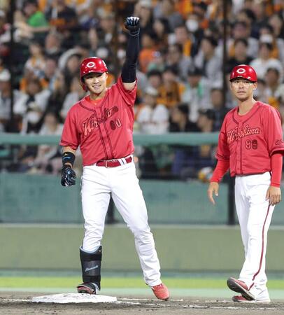 ベンチへ向かってガッツポーズを見せる田村