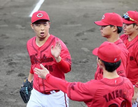 ３回裏を投げ終えナインとタッチを交わす玉村（左）＝撮影・立川洋一郎
