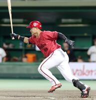 ４回、同点打を放つ田村（撮影・立川洋一郎）