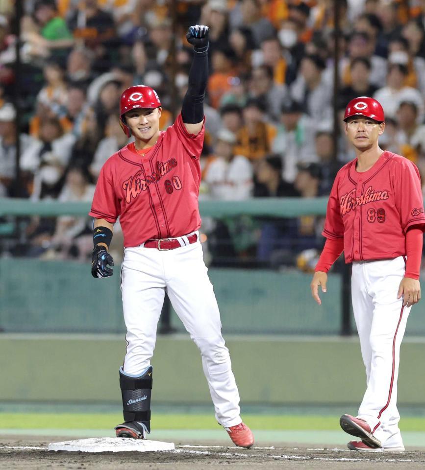 ベンチへ向かってガッツポーズを見せる田村