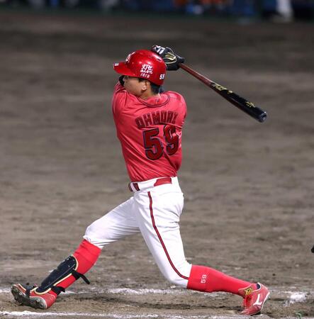 ８回、右翼スタンドへ同点ソロを放つ大盛（撮影・立川洋一郎）