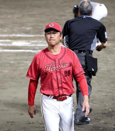 ７回表が終わって玉村の交代を球審に告げ、ベンチへ引き揚げる新井監督（撮影・立川洋一郎）