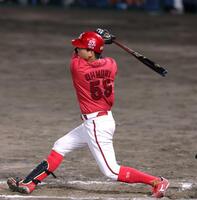８回、右翼スタンドへ同点ソロを放つ大盛（撮影・立川洋一郎）