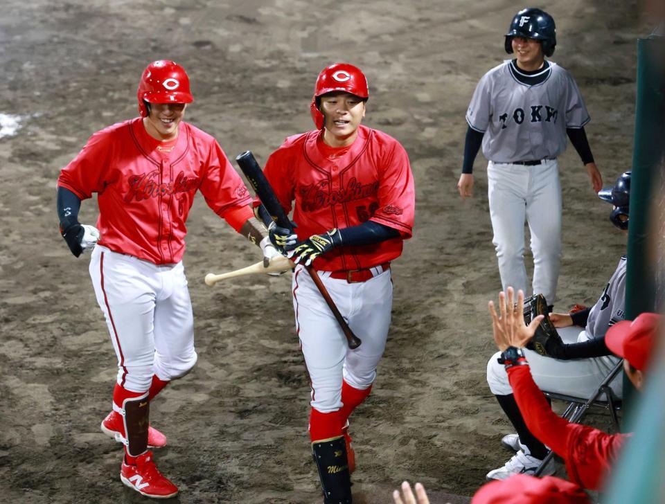 　８回、同点ソロを放って生還しナインに迎えられる大盛（右）
