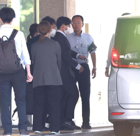 広島地裁を出て車両に乗り込む羽月隆太郎被告（中央）