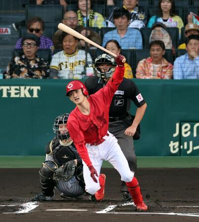 １回、右前打を放つ辰見（撮影・山口登）