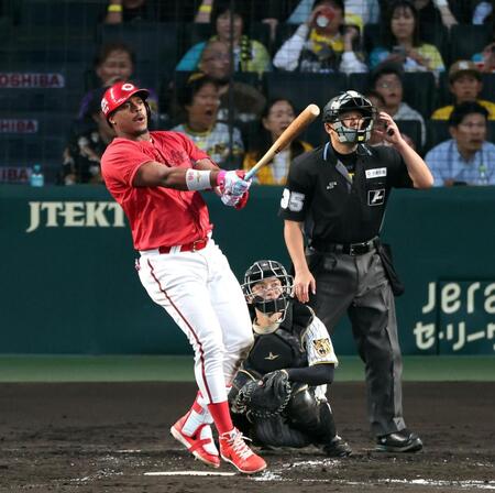 ４回、左越えに先制ソロを放つモンテロ（撮影・山口登）