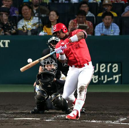 ４回、左越えに先制ソロを放つモンテロ（撮影・山口登）