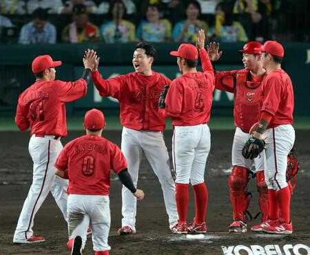 栗林（中央左）は完封勝利を飾りナインとタッチする（撮影・山口登）