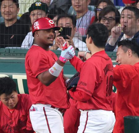 ４回、先制ソロを放ったモンテロは栗林の出迎えを受ける（撮影・山口登）