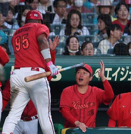 ４回、先制ソロを放ったモンテロ（左）を迎える新井監督（撮影・西田忠信）